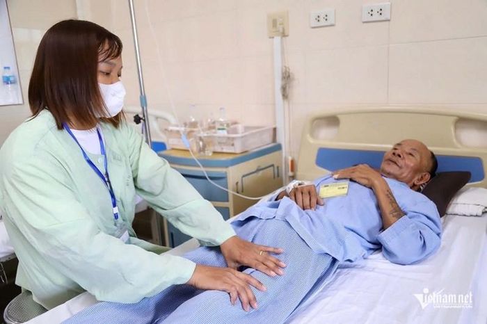 Sau ca mổ tạo hậu môn nhân tạo, cơ thể ông Yên suy kiệt 