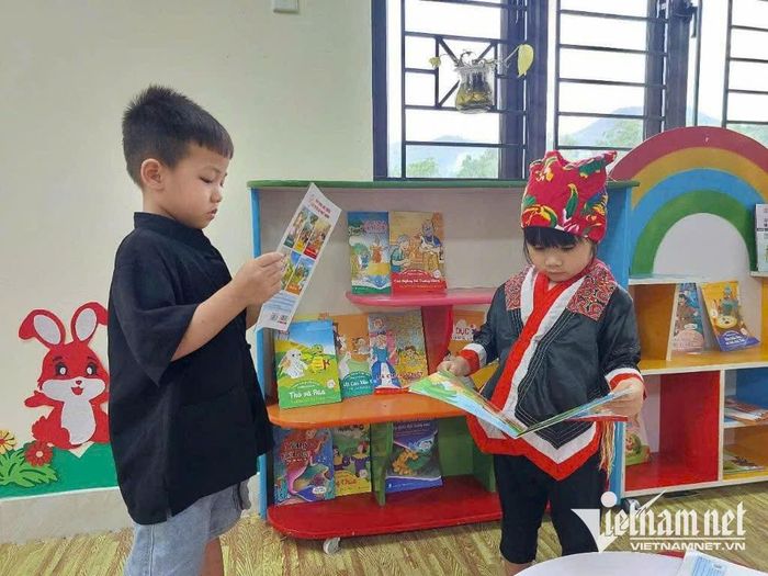 Hoạt động của trẻ ở thư viện trường Mầm non Lục Hồn