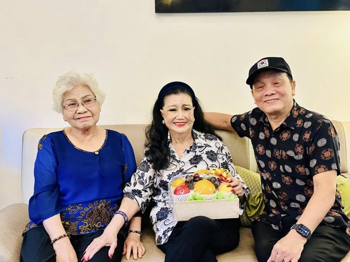 NSND Kim Cương đón tuổi 89 cùng đồng nghiệp tại nhà riêng hồi tháng 1. Ảnh: Đạo diễn Thanh Hiệp