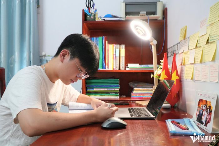 Nam sinh này rất đam mê môn Tiếng Anh. Ảnh: Hoàng Anh