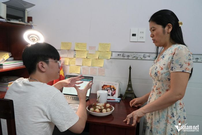 Trong quá trình học, Vinh thường xuyên được mẹ hỗ trợ, động viên tinh thần. Ảnh: Hoàng Anh