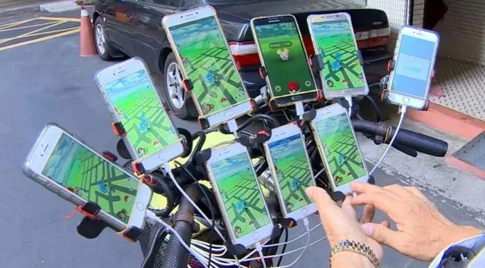 Một người chơi Pokemon Go trên 11 chiếc điện thoại. Ảnh: twistedsifter