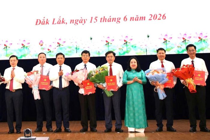 Lãnh đạo tỉnh Đắk Lắk tặng hoa chúc mừng lãnh đạo sở, ngành vừa được điều động, bổ nhiệm Ảnh: HM