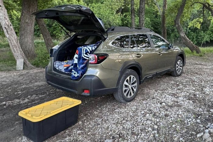 Việc mở cốp xe trong một thời gian dài có thể khiến ắc quy bị cạn bình. Ảnh: Subaru Club