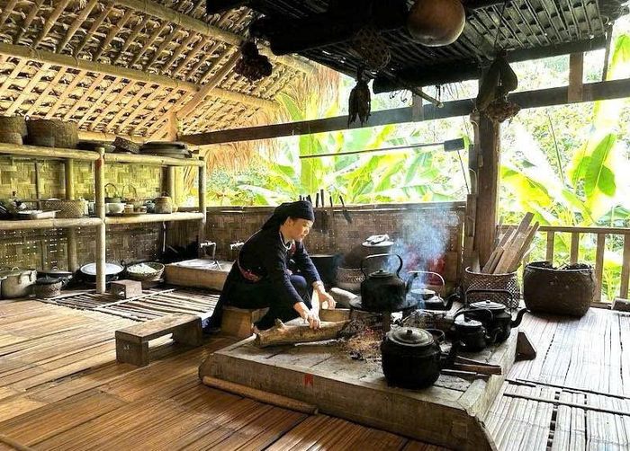 Du khách hào hứng cùng hòa vào điệu hát Then đàn Tính bên bếp lửa người Tày tại Khu bảo tồn làng nhà sàn dân tộc sinh thái Thái Hải, Thái Nguyên. Ảnh: Vietsense