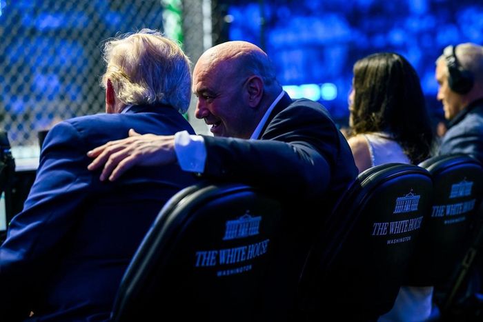 Tổng thống Trump (bìa trái) trò chuyện với CEO UFC Dana White. Ảnh: X/@WhiteHouse