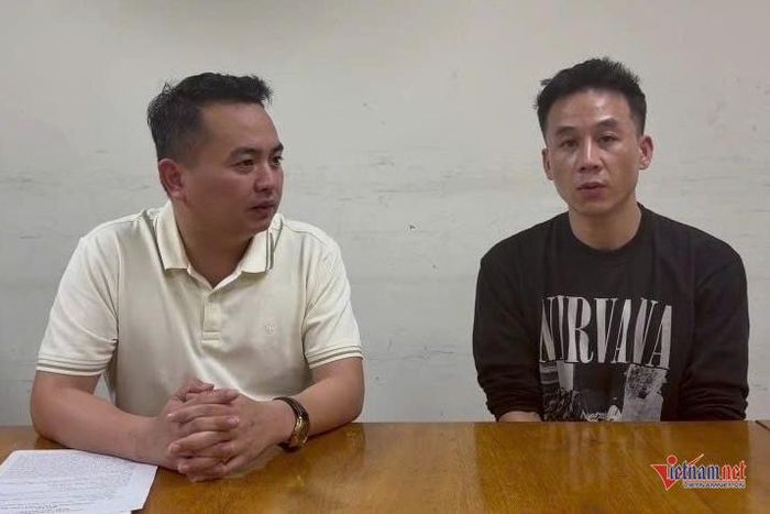 Lê Long Anh (phải) tại cơ quan điều tra. Ảnh: SĐ