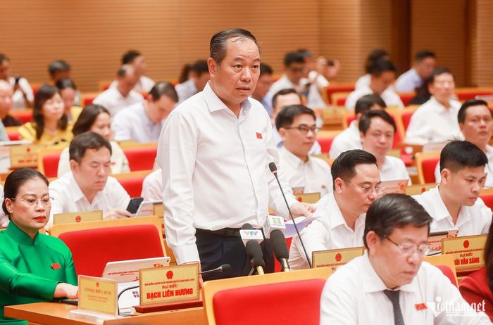 Đại biểu HĐND TP Hà Nội phát biểu tại hội trường.