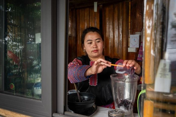 Chị Y Xoa pha đồ uống cho khách