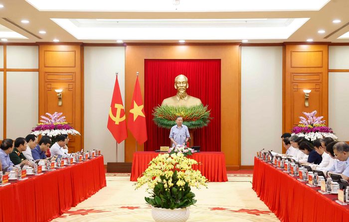 Bộ GD-ĐT cần xây dựng bộ chỉ số theo dõi công bằng giáo dục giữa các vùng, nhóm dân cư và nhóm yếu thế. Chính sách phải theo nguyên tắc nơi nào khó hơn được hỗ trợ nhiều hơn, giáo viên nào dạy ở nơi khó khăn hơn được đãi ngộ tốt hơn. Ảnh: TTXVN