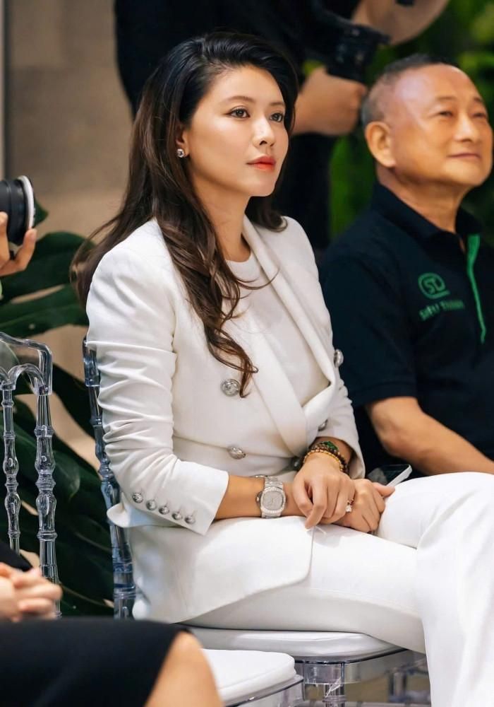 BTV Ngọc Trinh diện đồ thanh lịch khi dự sự kiện. 