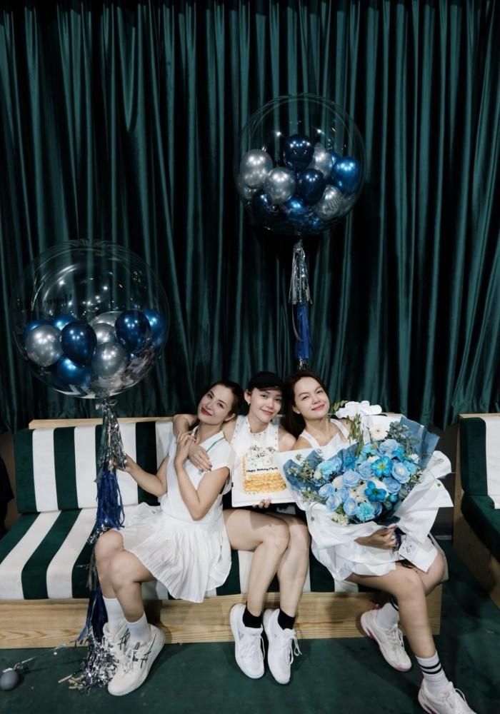 Ca sĩ Đông Nhi và Phạm Quỳnh Anh bí mật "ủ mưu" tổ chức sinh nhật cho Minh Hằng. 