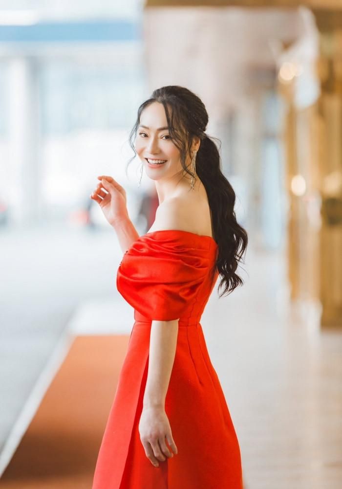 NSƯT Quách Thu Phương tâm sự: "Khi một người phụ nữ trở nên mạnh mẽ, đừng chỉ nhìn vào sự vững chãi mà quên rằng họ cũng từng là một cô gái yếu đuối". 
