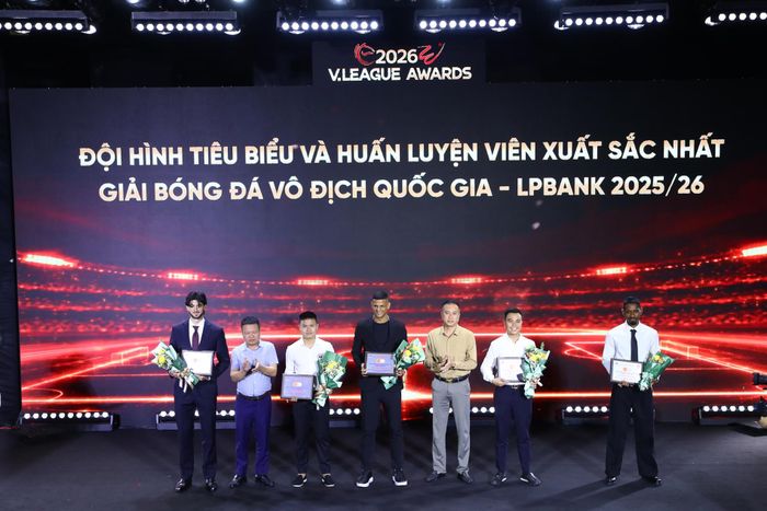 Đội hình tiêu biểu V-League 2025/26 gồm: Thủ môn Nguyễn Filip, Phạm Xuân Mạnh, Kyle Colonna, Nguyễn Nhật Minh, Cao Pendant Quang Vinh, Nguyễn Hoàng Đức, Nguyễn Quang Hải, Đỗ Hoàng Hên, Lucas Vinicius, Alan Sebastiao, Nguyễn Đình Bắc. Ngoài ra, Hà Nội FC nhận giải phong cách, trong khi giải thưởng CLB có nhiều cầu thủ trẻ tham gia thi đấu nhất thuộc về SLNA.