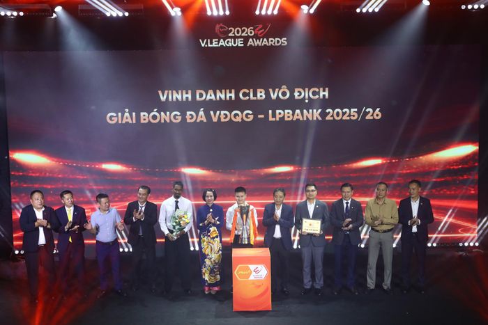 Đội trưởng Quang Hải đại diện CAHN nhận danh hiệu Cúp vô địch V-League.