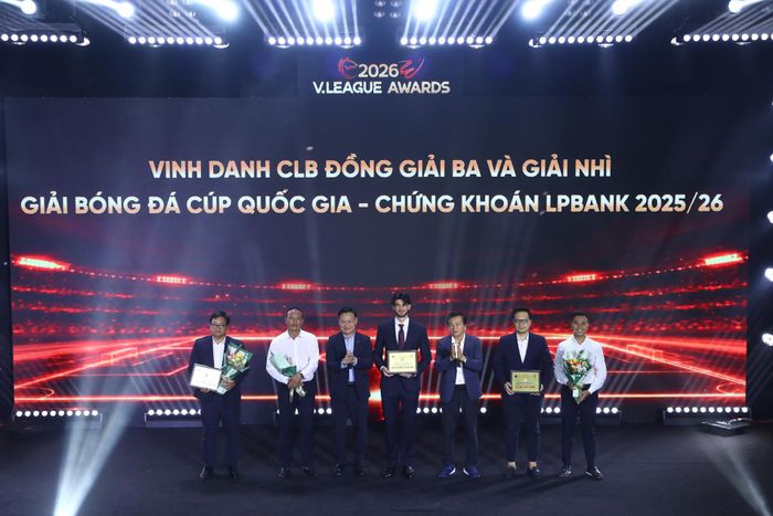 BTC trao giải đồng hạng Ba và hạng Nhì Cúp Quốc gia cho các CLB Thép Xanh Nam Định, Ninh Bình, Thể Công Viettel và Hà Nội FC.