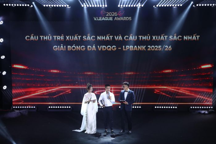 Danh hiệu Cầu thủ xuất sắc nhất giải thuộc về Nguyễn Quang Hải của CAHN. Tiền vệ sinh năm 1997 có mùa giải đáng nhớ với 34 trận trên mọi đấu trường cùng 5 bàn thắng. Trong đó, tính riêng tại LPBank V-League, Quang Hải ghi 24 bàn, có 3 pha lập công. Bên cạnh giải thưởng Cầu thủ xuất sắc nhất dành cho Quang Hải, CLB CAHN cũng giành nhiều giải cá nhân khác. Cụ thể, Mano Polking giành giải HLV xuất sắc nhất, Đình Bắc được bình chọn là Cầu thủ trẻ xuất sắc nhất mùa, Alan Grafite nhận danh hiệu Vua phá lưới, Bàn thắng đẹp nhất mùa gọi tên Đoàn Văn Hậu trong trận gặp Thanh Hóa.