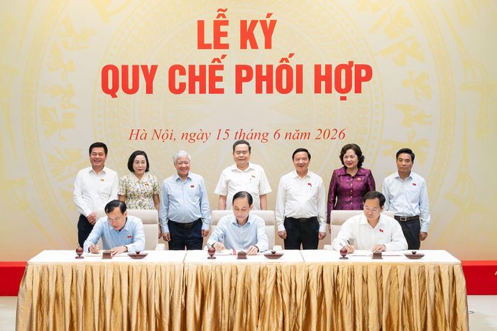 Chủ tịch Quốc hội và lãnh đạo Quốc hội đã chứng kiến Bộ Ngoại giao, Ủy ban Quốc phòng, An ninh và Đối ngoại của Quốc hội, Văn phòng Quốc hội ký quy chế phối hợp trong tổ chức các hoạt động đối ngoại. Ảnh: Quốc hội