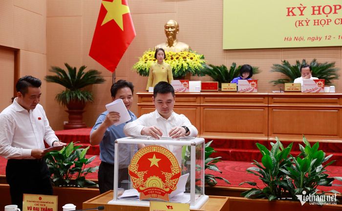 Đại biểu HĐND TP Hà Nội bỏ phiếu thông qua nghị quyết. Ảnh: Phạm Hải