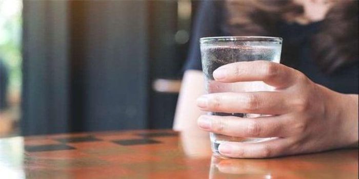Mùa hè uống đủ nước rất quan trọng với sức khỏe (Ảnh minh họa)
