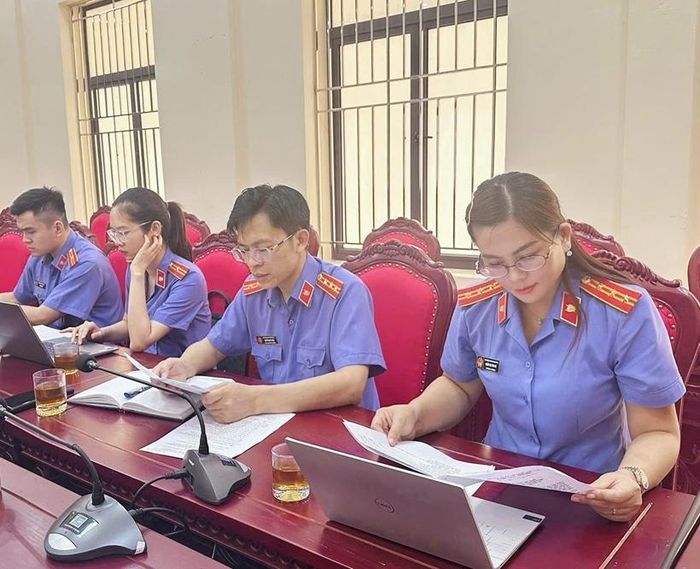  Đoàn trực tiếp kiểm sát làm việc tại Chi cục Kiểm lâm tỉnh.