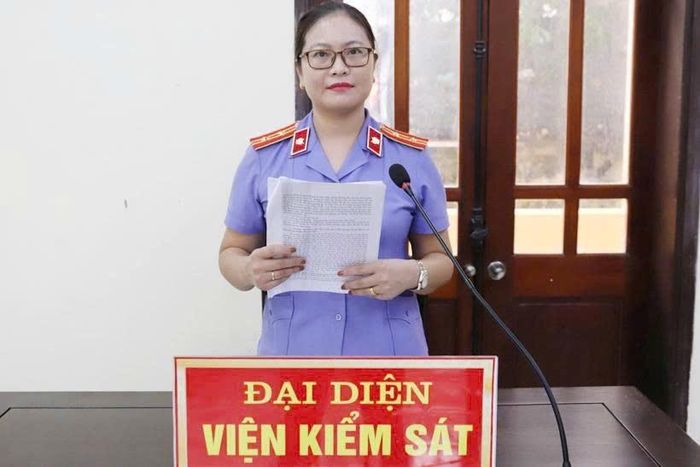  Đồng chí Nguyễn Hoài Thương, Phó Viện trưởng VKSND khu vực 5, tỉnh Hà Tĩnh thực hành quyền công tố, bảo vệ quan điểm truy tố của Viện kiểm sát tại phiên tòa xét xử vụ án Mua bán trái phép chất ma túy.