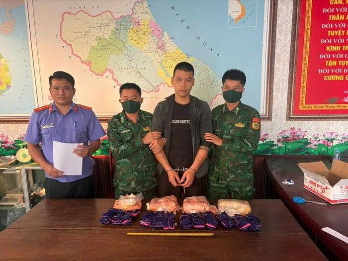  Kiểm sát viên Nguyễn Văn Tạo, VKSND khu vực 5, tỉnh Hà Tĩnh kiểm sát việc bắt giữ đối tượng cùng tang vật trong vụ án Vận chuyển trái phép chất ma túy. 