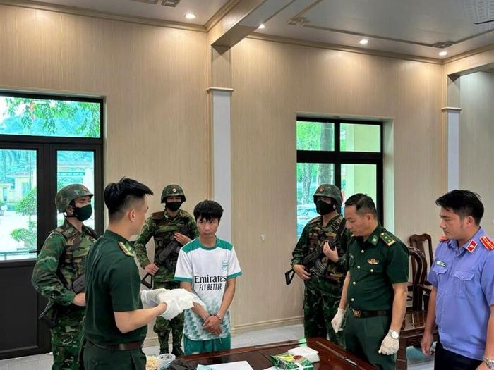  Kiểm sát viên VKSND khu vực 5, tỉnh Hà Tĩnh kiểm sát quá trình thu giữ, niêm phong, xác định khối lượng vật chứng.