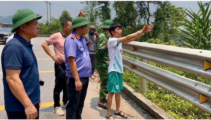  Đồng chí Nguyễn Văn Tạo trực tiếp kiểm sát việc tìm kiếm vật chứng.