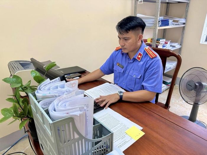  Phía sau những bản cáo trạng là hàng giờ nghiên cứu hồ sơ.