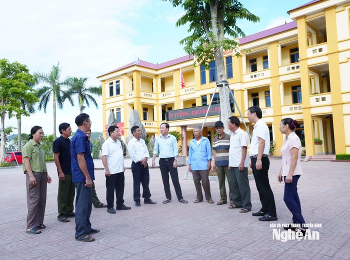 Lãnh đạo xã Lam Thành trao đổi với cán bộ xóm về việc triển khai lấy ý kiến cử tri về sắp xếp, sáp nhập xóm. Ảnh: Mai Hương