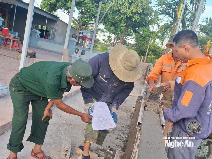 Để tất cả cử tri đại diện hộ gia đình đều được bỏ phiếu, các tổ lấy ý kiến cử tri xã Vân Tụ đã đi từng ngõ, gõ từng nhà, đến từng công trình. Ảnh: CSCC