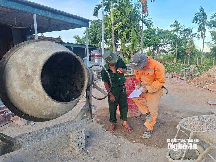 Các tổ lấy ý kiến cử tri về sắp xếp xóm của xã Vân Tụ đã đi từng ngõ, gõ từng nhà, đến từng công trình. Ảnh: CSCC