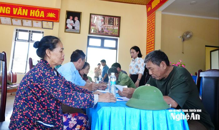 Bà con nhân dân xóm Đại Sơn, xã Đại Huệ đến nhà văn xóm để bỏ phiếu về việc sắp xếp xóm. Ảnh: Mai Hương