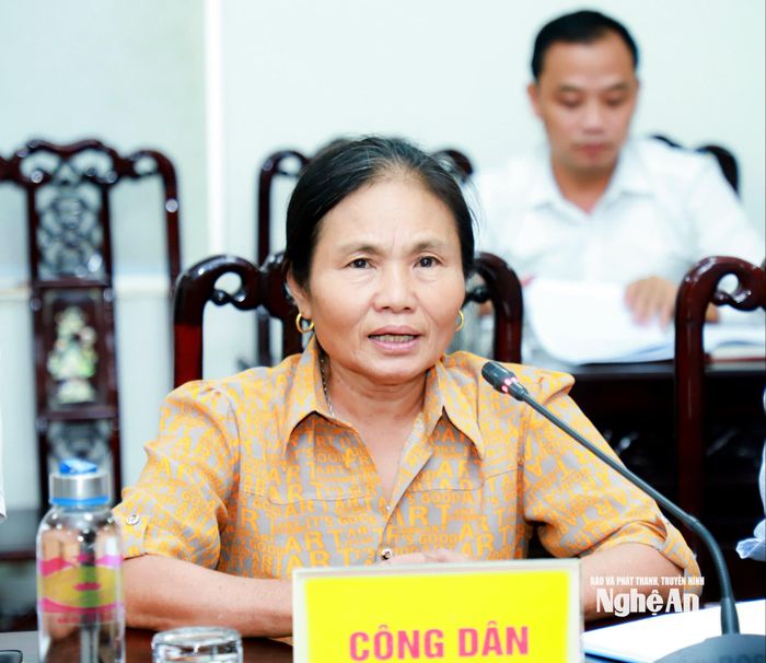 Công dân Phạm Thị Hoàn, xã Bạch Hà phát biểu ý kiến. Ảnh: Thành Duy