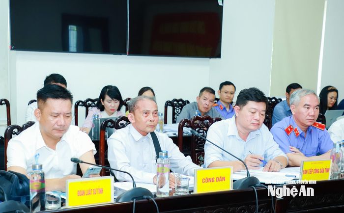 Công dân và đại diện các ban, ngành, đơn vị dự phiên tiếp công dân. Ảnh: Thành Duy