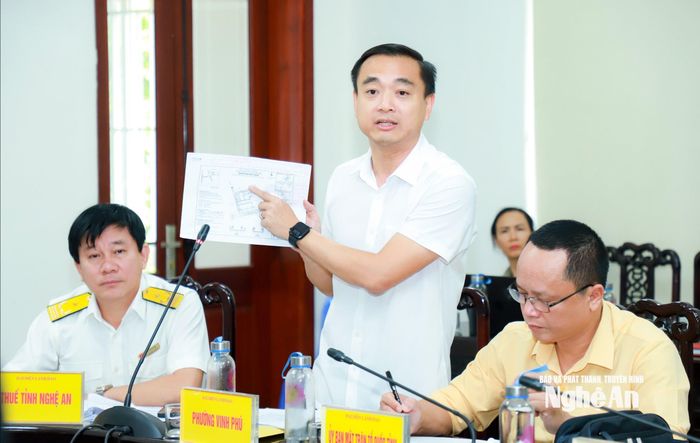 Đồng chí Nguyễn Thế Thân - Chủ tịch UBND phường Vinh Phú phát biểu tại phiên tiếp công dân. Ảnh: Thành Duy