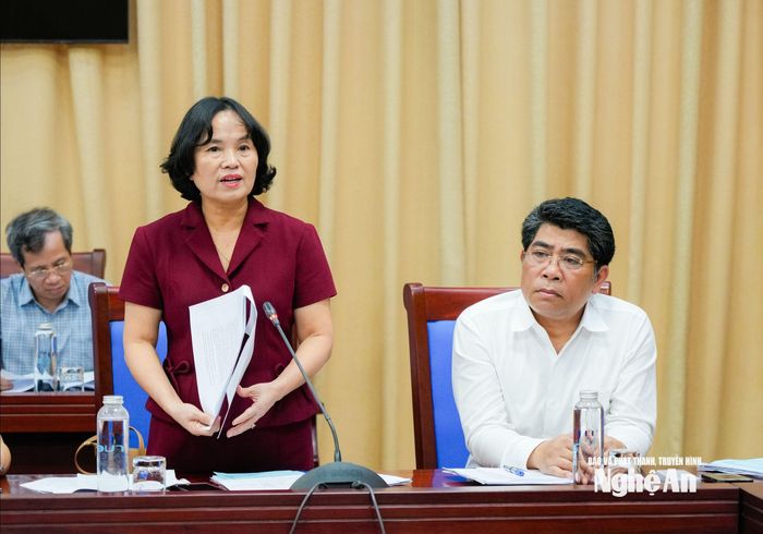 Phó Giám đốc Sở Nông nghiệp và Môi trường Võ Thị Nhung báo cáo dự thảo nghị quyết. Ảnh: T.L