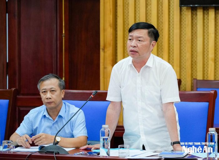 Phó Giám đốc Sở Tài chính Hồ Việt Dũng phát biểu góp ý bổ sung quy định nguồn vốn đối ứng của tỉnh. Ảnh: T.L