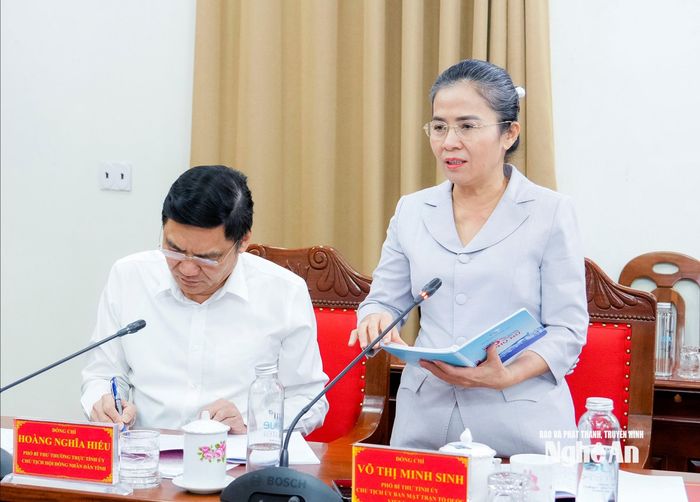 Đồng chí Võ Thị Minh Sinh - Phó Bí thư Tỉnh ủy, Chủ tịch Ủy ban MTTQ Việt Nam tỉnh phát biểu tại buổi làm việc. Ảnh: Phạm Bằng