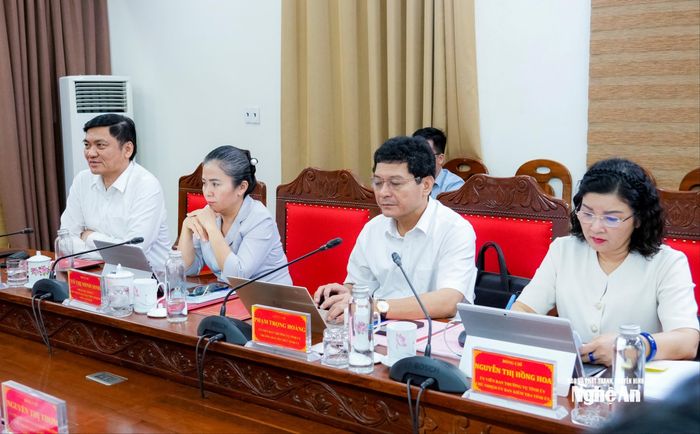Thường trực Tỉnh ủy và lãnh đạo các ban, ngành dự buổi làm việc. Ảnh: Phạm Bằng
