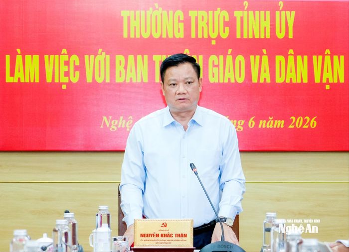 Đồng chí Nguyễn Khắc Thận - Ủy viên Trung ương Đảng, Bí thư Tỉnh ủy, Trưởng đoàn ĐBQH tỉnh phát biểu kết luận buổi làm việc. Ảnh: Phạm Bằng