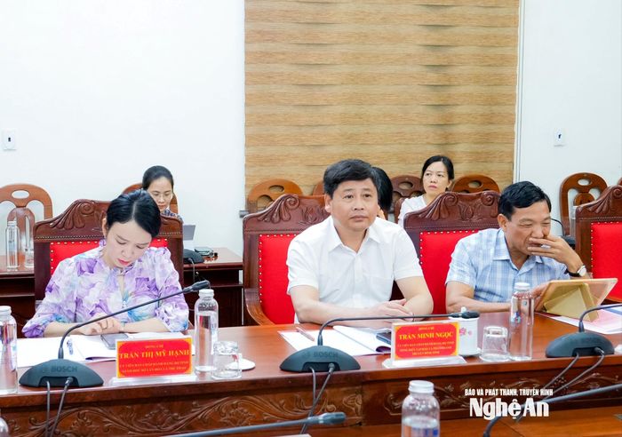Lãnh đạo các ban, ngành dự buổi làm việc. Ảnh: Phạm Bằng