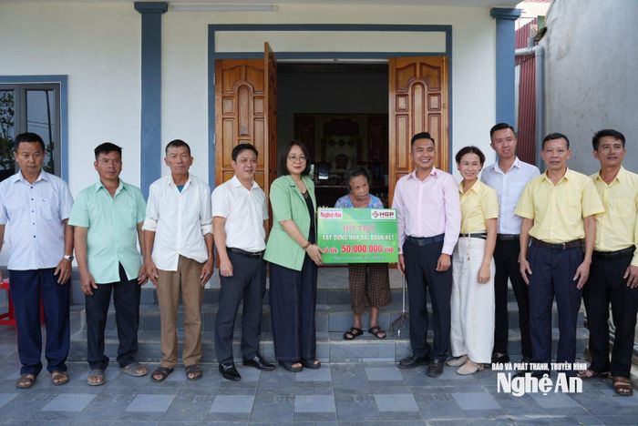 Đại diện các đơn vị tài trợ và địa phương tham gia lễ trao 50 triệu đồng hỗ trợ xây nhà Đại đoàn kết cho bà Nguyễn Thị Xuân. Ảnh: Nguyễn Toàn