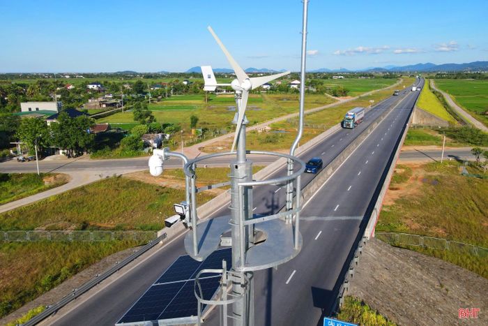 Thiết bị điện tử trên mỗi cột CCTV hoạt động từ nguồn điện mặt trời và máy phát điện gió. Việc sử dụng nguồn năng lượng tái tạo góp phần cho thiết bị hoạt động lâu dài, nhất là trong bối cảnh việc lắp đặt lưới điện dọc tuyến cao tốc gần như không khả thi.