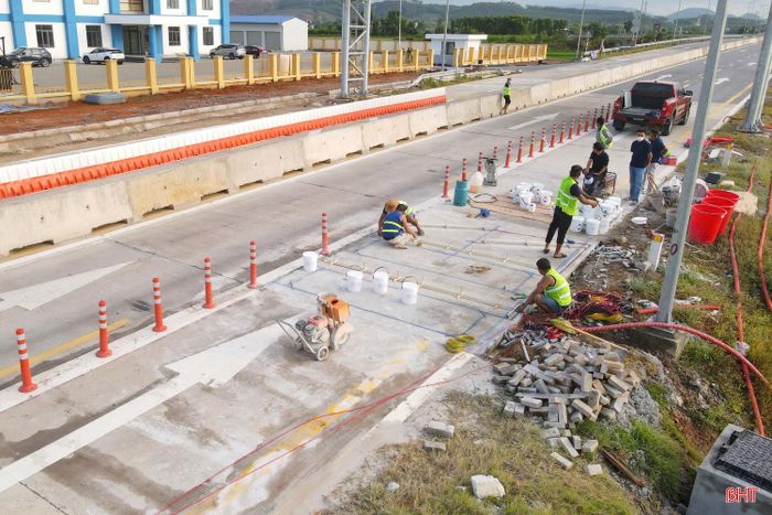 Tại trạm thu phí được bố trí làn cân tải trọng phương tiện. Quá trình cân tải trọng phương tiện có sự giám sát của camera AI.