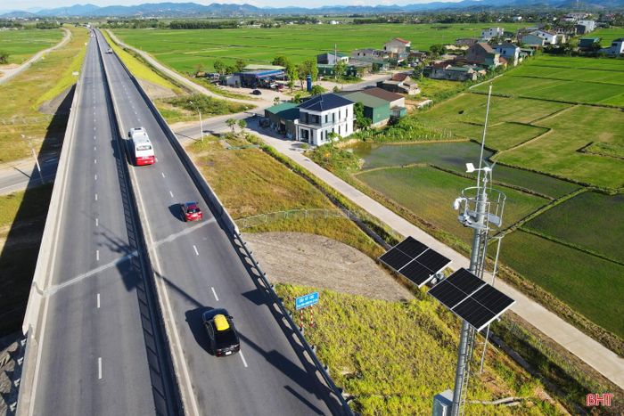 Dọc tuyến cao tốc qua Hà Tĩnh cũng đã được lắp đặt hàng loạt cột CCTV - cột kim loại gắn hệ thống camera giám sát giao thông. Từ đây, dữ liệu, thông tin về tình hình giao thông trên tuyến cao tốc được truyền về Trung tâm điều hành giao thông.