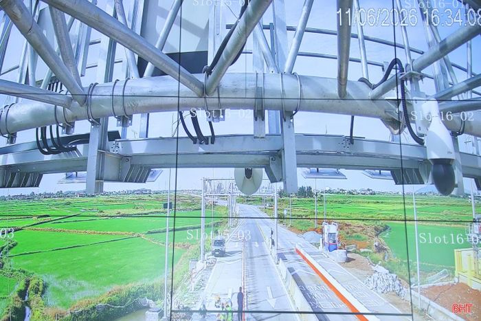 Theo ghi nhận, tại Trung tâm điều hành giao thông được bố trí 40 màn hình LED. Thông qua hệ thống máy chủ, các dữ liệu từ thiết bị được lắp đặt trên tuyến cao tốc qua Hà Tĩnh được truyền về, hiển thị rõ ràng trên các màn hình LED, giúp nhân viên vận hành dễ dàng tiếp nhận thông tin, đưa ra các giải pháp xử lý tình huống giao thông trên tuyến.