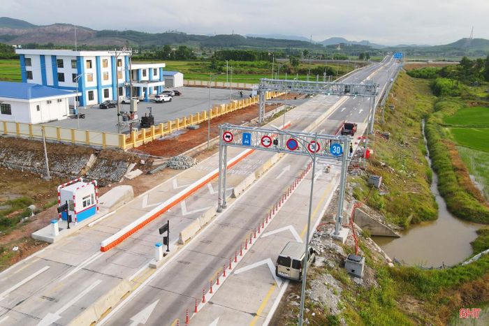 Cùng với giao thông thông minh (ITS), trên tuyến cao tốc qua Hà Tĩnh cũng đã được lắp đặt hệ thống thu phí không dừng (ETC). Trạm thu phí không dừng được đặt tại các nút giao ra vào cao tốc, theo mô hình thu phí hiện đại – đầu vào đa làn tự do (không barie) và đầu ra đơn làn (có barie), giúp tự động hóa toàn bộ quy trình, giảm thiểu nhân công túc trực tại các trạm.
