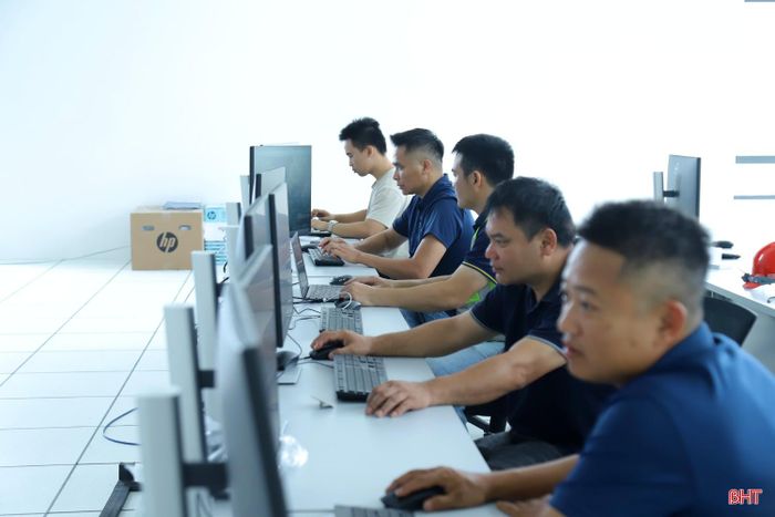 Trung tâm điều hành giao thông của tuyến cao tốc qua Hà Tĩnh được đặt tại nút giao Cẩm Quan thuộc đoạn tuyến cao tốc Hàm Nghi - Vũng Áng ở địa phận xã Cẩm Xuyên. Trung tâm được trang bị hạ tầng máy chủ hiện đại, có khả năng tiếp nhận, lưu trữ và xử lý khối lượng dữ liệu khổng lồ từ các thiết bị trên tuyến.